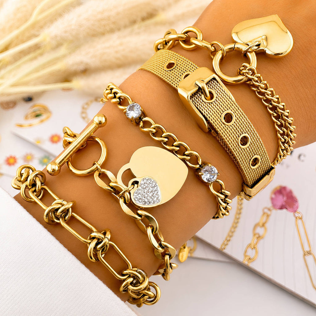 Pulsera de doble corazón combinada con otras pulseras